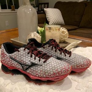 Men’s size 9. Mizuno running shoes.